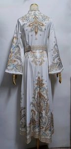 Détail de l'imprimé cachemire et du lien à la taille au dos de la robe longue blanche