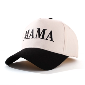 Dettaglio del ricamo MAMA su un cappellino da baseball bicolore beige e nero