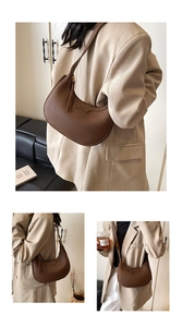 Dettaglio della borsa hobo in pelle marrone scuro con nappa e logo elegante