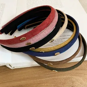 Serre-têtes minimalistes en velours multicolore avec détail en métal doré Love