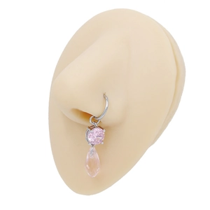 Anneau de nez en acier argenté avec pendentif goutte rose sur un modèle en silicone