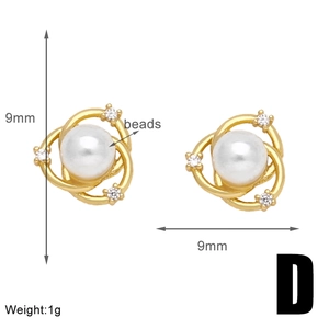 Détail de boucles d'oreilles spirales dorées avec perle et zircons brillants