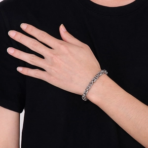 Détail du bracelet chaîne en O vintage en acier inoxydable avec fermoir tête de dragon