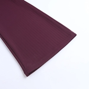 Détail du tissu en maille côtelée violet foncé et surpiqûre double au let à l'ourlet