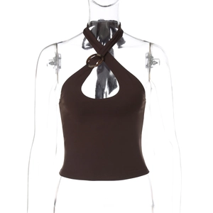 Detail eines dunkelbraunen Neckholder-Tops mit Cut-Out und dekorativem Silberring