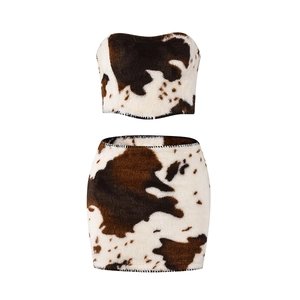 Detail von Cow-Print Kunstfell-Bandeau-Top und Minirock-Set mit weicher Plüschtextur