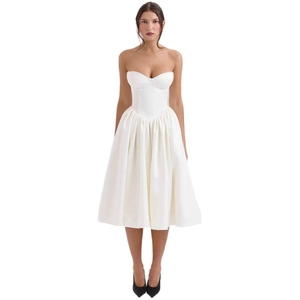 Elegante abito midi a corsetto bianco senza spalline con finitura satinata e gonna a pieghe