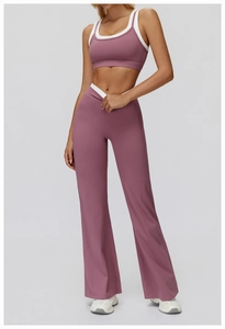 Détail de la taille haute croisée en V sur le pantalon de yoga évasé violet