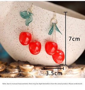 Nahaufnahme der roten Kirschohrringe mit Goldhaken und Maßen von 7 cm Gesamthöhe