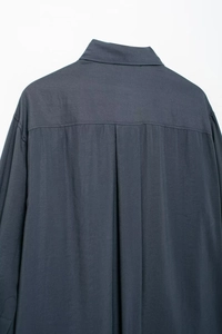 Detailansicht der Rückseite des dunkelgrauen Langarmhemds mit Kragen und Schulterpasse