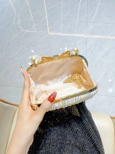Elegante elfenbeinfarbene Falten-Clutch mit Perlenverschluss und Goldkette für den Abend