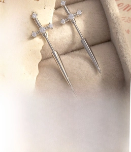 Detaillierte Ansicht der silbernen Schwert-Ohrstecker mit 0,8x6 mm Titanstahlstiften