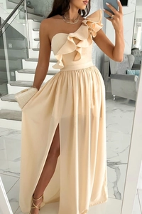 Detail des beigefarbenen One-Shoulder-Rüschenkleids mit hohem Schlitz und langem Schnitt