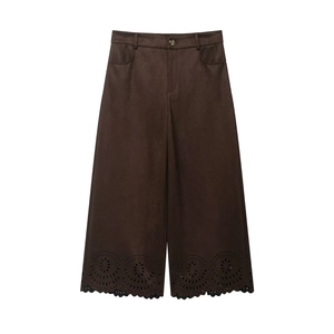 Pantalon marron foncé à taille haute et jambes larges avec ourlet évidé découpé au laser