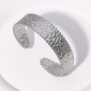 Bracciale rigido aperto minimalista in acciaio con finitura martellata e bordi perlati