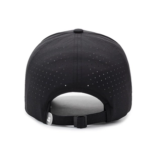 Schnelltrocknende schwarze Baseballkappe mit Laserlöchern und verstellbarem Gurt