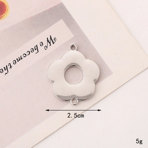 Detail view of 2.5cm silver flower alloy pendant showing exact size and 5g weight specs