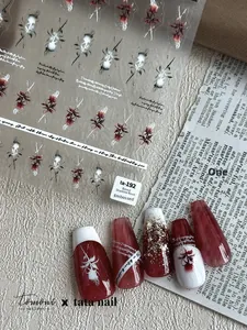 Dettaglio macro degli adesivi per unghie ta-192 con rose rosse gotiche e design tattoo