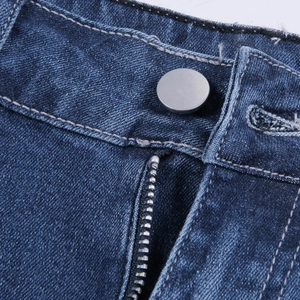 Detailansicht eines hohen Taillenbundes mit Metallknopf und Reißverschluss an blauer Jeans