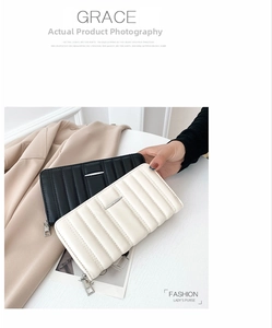 Dettaglio di pochette lunghe in pelle PU trapuntata nera e beige con dettagli in metallo