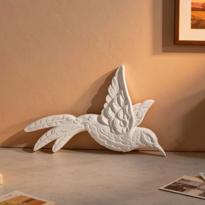 Détail de la texture des plumes du moule pour décoration murale colibri en plâtre