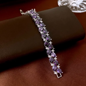 Macro d'un bracelet en zircon violet sur un coffret à bijoux en cuir marron de qualité
