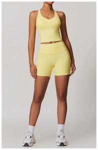 Dettaglio del set yoga giallo pallido senza cuciture con top a V e pantaloncini a vita alta