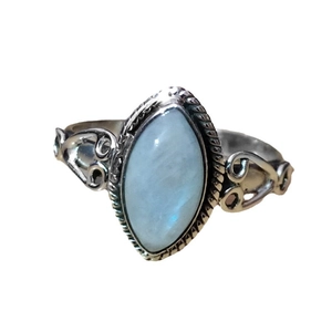 Vintage-Ring mit Mondstein im Marquise-Schliff und kunstvollen Silber-Filigran-Details