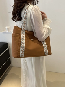 Borsa tote in tela marrone con tracolla a motivi geometrici e tasca esterna con bottone