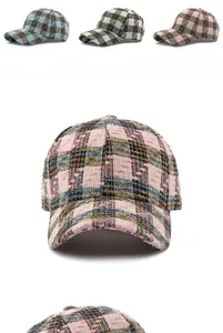 Detail van geruite baseballpetten van tweed in blauw, wit en roze met textuur