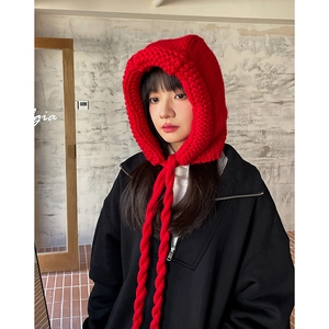 Bonnet monstre rouge en maille épaisse avec de larges tresses pour femme et enfant