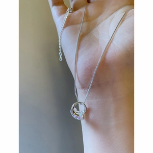 Collana placcata oro 18K con ciondolo a cerchio vuoto ed elegante perla d'acqua dolce