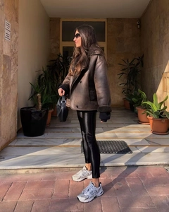 Veste aviateur marron oversize en similicuir avec doublure épaisse en laine noire