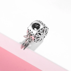 Charm acchiappasogni in argento sterling S925 con fiore traforato e nappe in piuma