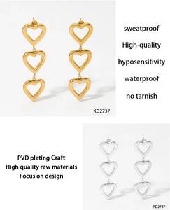 Détail des boucles d'oreilles triple cœur en acier inoxydable 316 doré et argenté