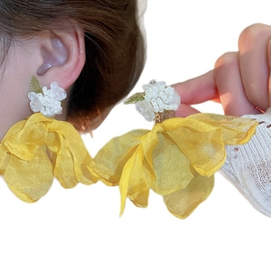 Orecchini a fiore etnici con petali gialli, perline bianche e pietra occhio di gatto da donna