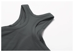 Gros plan détaillé du débardeur de yoga gris foncé avec coutures à double surpiqûre