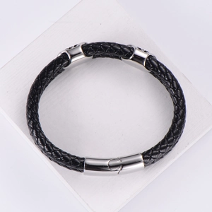 Bracciale a doppio strato in pelle nera intrecciata con chiusura magnetica in acciaio inox