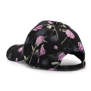 Détail de la casquette en dentelle noire avec imprimé floral violet et boucle réglable