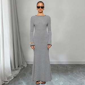 Vue complète d'une robe moulante en tricot à rayures noires et blanches avec col rond