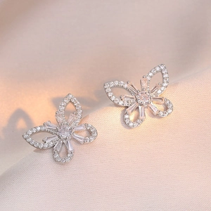 Boucles d'oreilles papillon en argent avec zircons étincelants sur soie rose