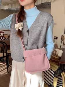 Sac bandoulière en daim rose avec bordure en peluche et bandoulière pour l'automne