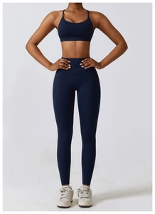 Détail de l'ensemble de yoga bleu marine avec legging taille haute et soutien-gorge