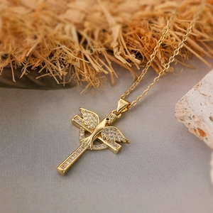 Collier croix plaqué or 18K avec pendentif colombe en zircon et pierre rouge