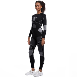 Détail de l'ensemble de yoga noir sans couture avec tricot élastique et motifs gris