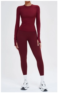 Detailaufnahme des weinroten Yoga-Sets mit Daumenlöchern und hoch taillierter Leggings