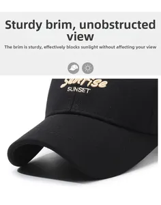 Dettaglio della visiera rigida del cappellino nero con ricamo SUNRISE SUNSET giallo