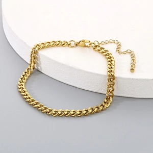 Detailed view of 18K gold plated Cuban link chain bracelet with lobster clasp and extender