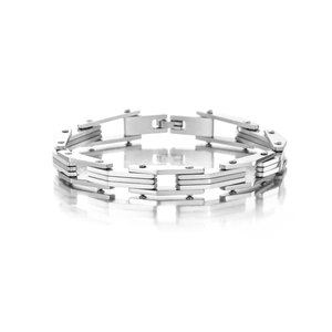 Dettaglio del bracciale industriale multistrato in metallo argento con finitura lucida