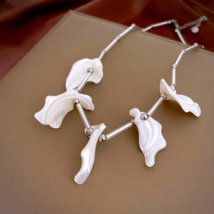 Détail macro de boucles d'oreilles perles irrégulières avec perles argentées et maillons